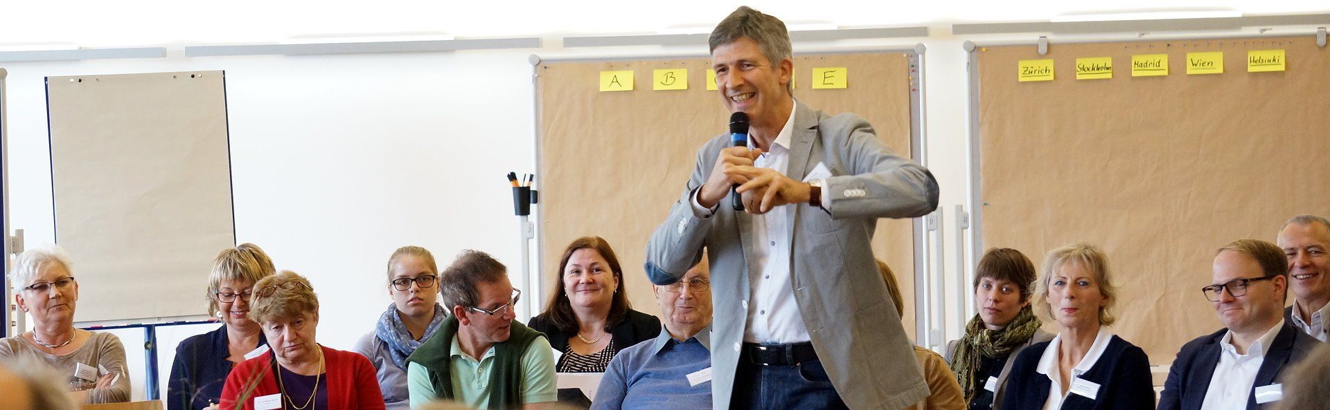 Axel Flinker Axel Flinker bei der Moderation in einer Open Space Konferenz