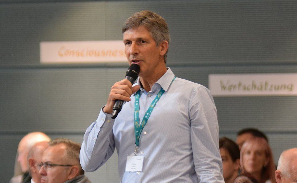 Axel Flinker Axel Flinker bei der Moderatoin in einer großen Jahreskonferenz