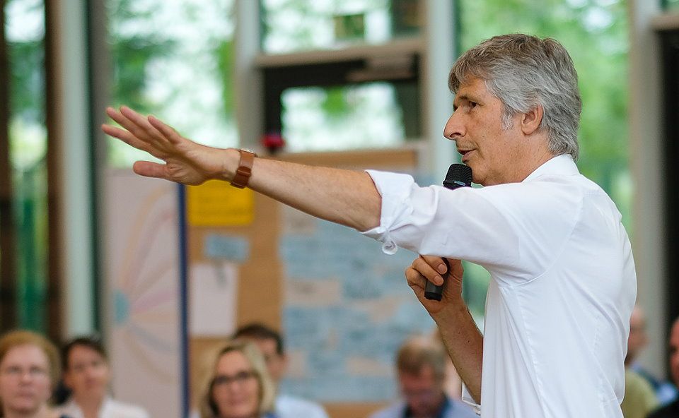 Axel Flinker Axel Flinker bei der Moderatoin in einer Gesundheitskonfrenz