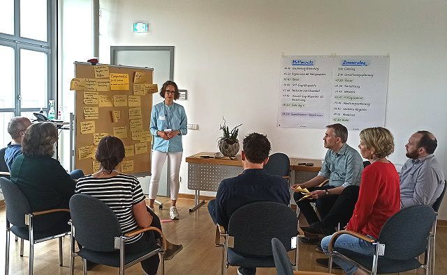 Eine Kleingruppe erarbeitet Ideen und Ansätze Zukunftswerkstatt KI im Gesundheitswesen