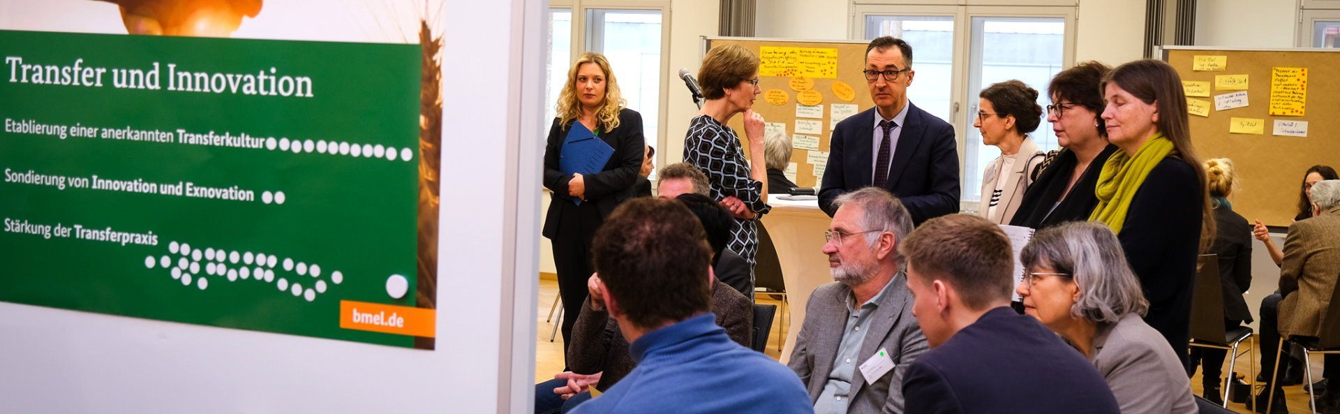 Bundesminister Özdemir informiert sich über den Zwischenstand der Arbeiten in den Kleingruppen Wissenschaft und Politik entwickeln Ansätze zur Veränderung des Wissenschaftssystems.