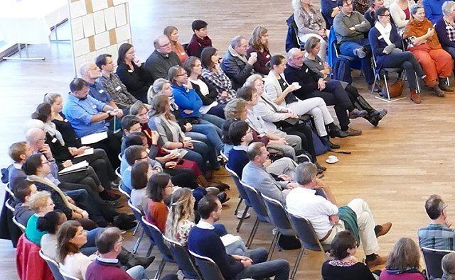Eine Großgruppe kommt zusammen, um über die Weiterentwickung der Organisation zu beraten