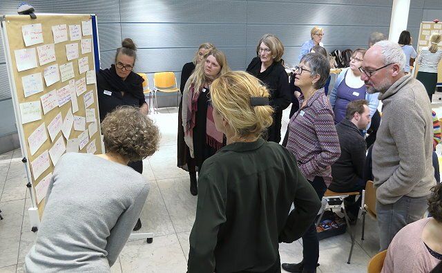 Organisationsentwicklung Gruppe vor Pinnwand