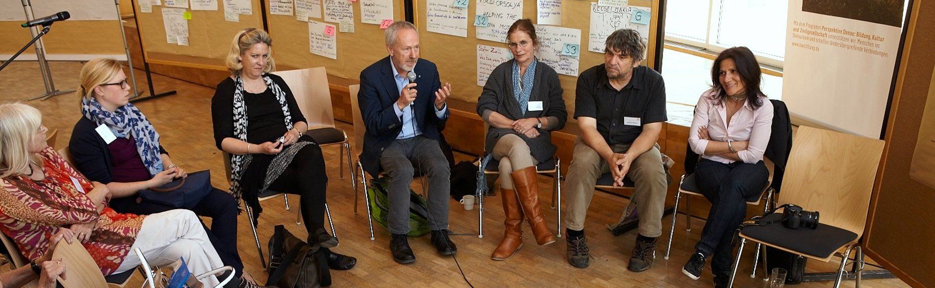 Intensiver Austausch in einer Open Space Konferenz