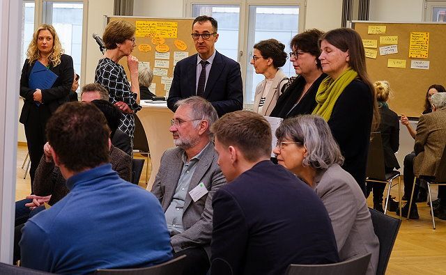 Transformation Konferenz Ernährung Bundesminister Cem Özdemir informiert sich über die Ergebnisse einer Dialogkonferenz