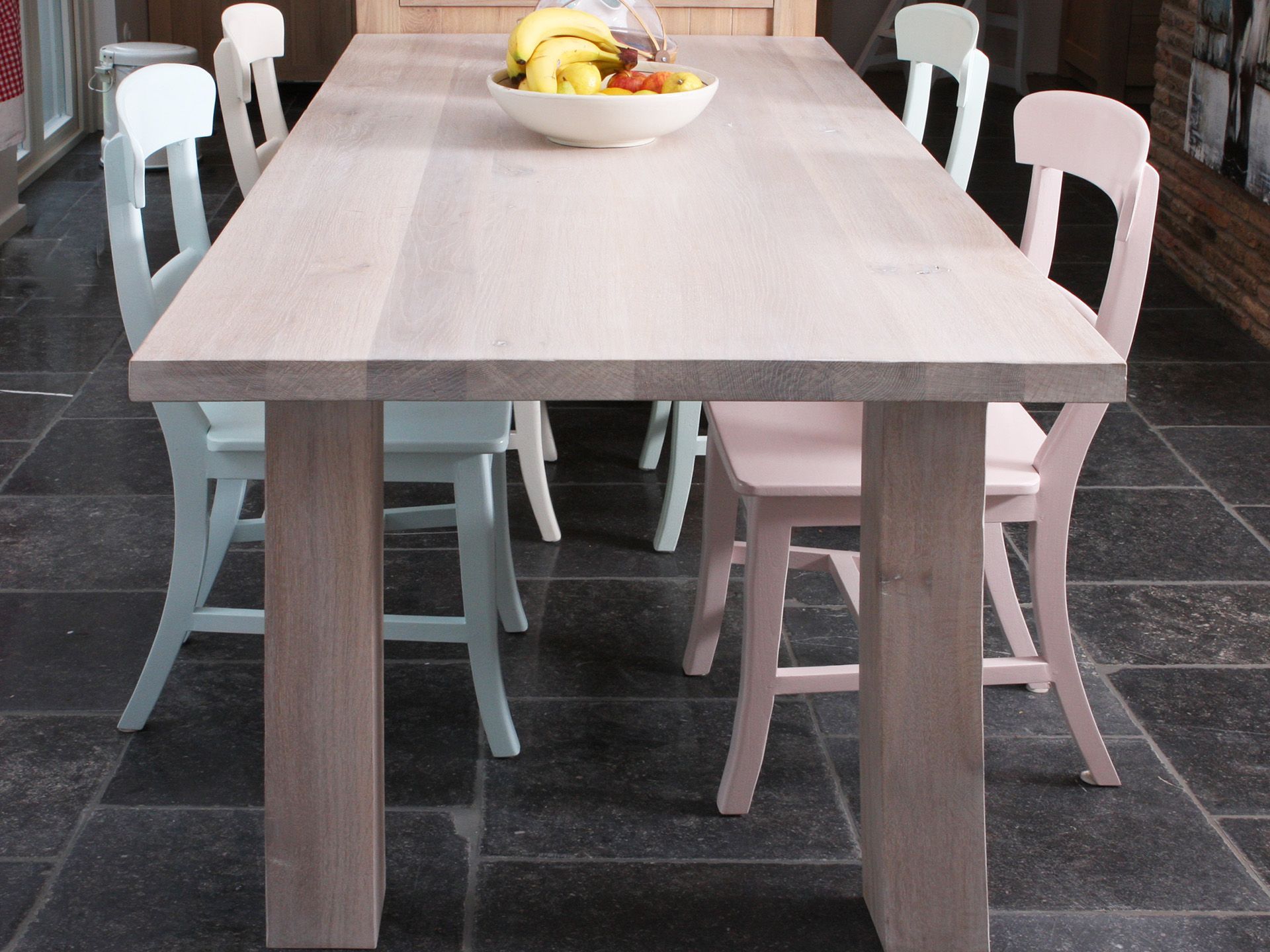 Esstisch zu puderfarbenen Stühlen