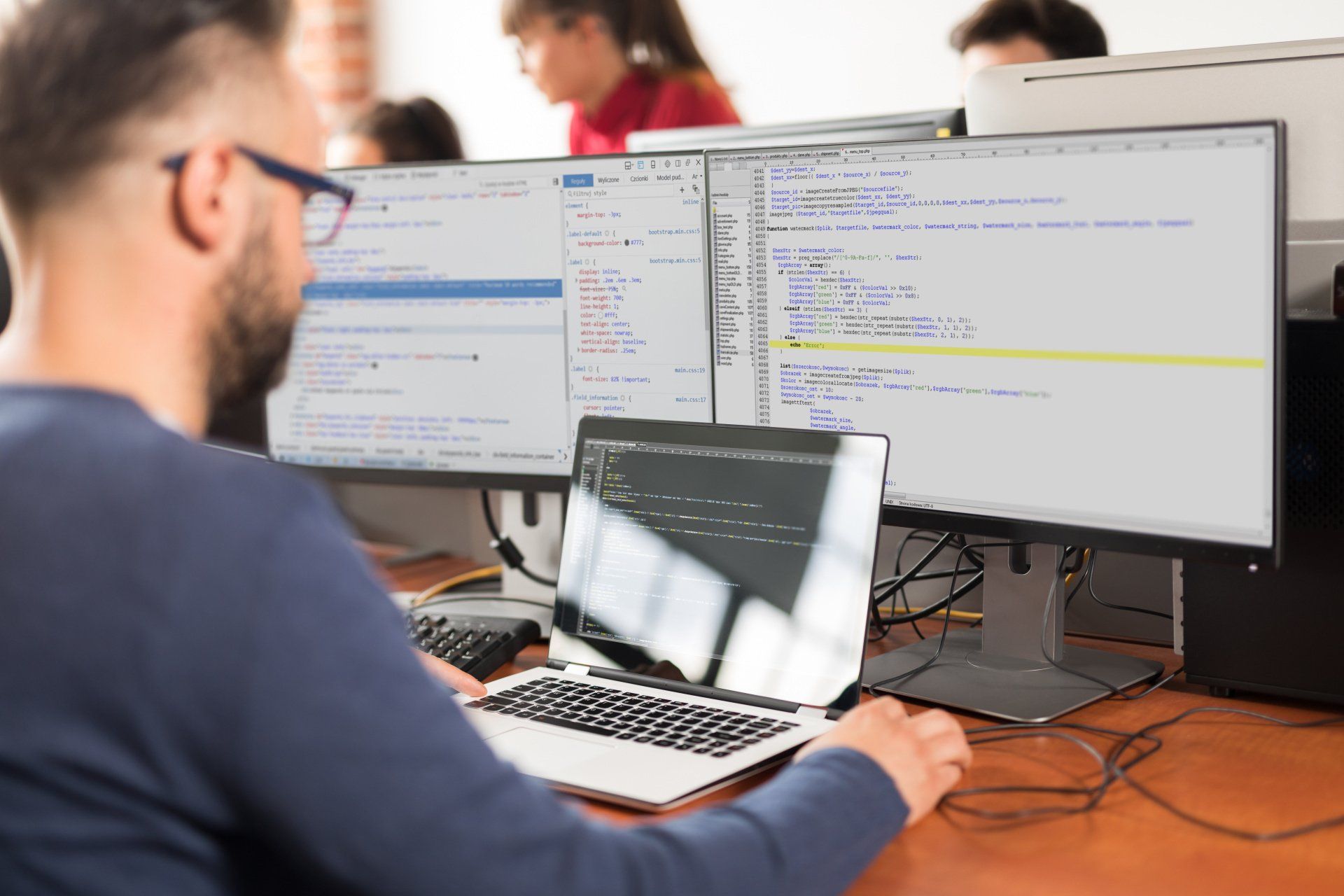 Ein Programmierer sitzt vor dem Bildschirm und entwickelt Software
