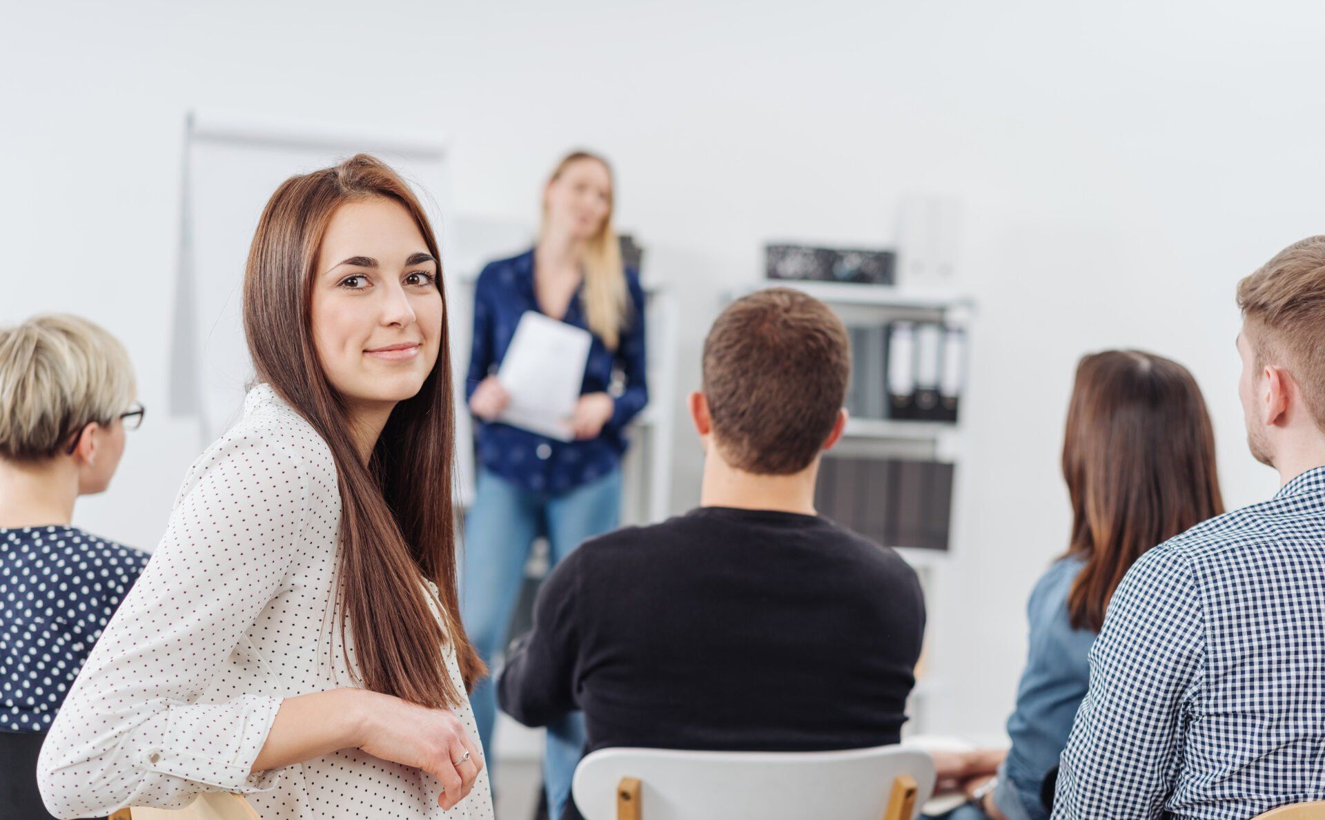 Business Coaching Frau dreht sich um