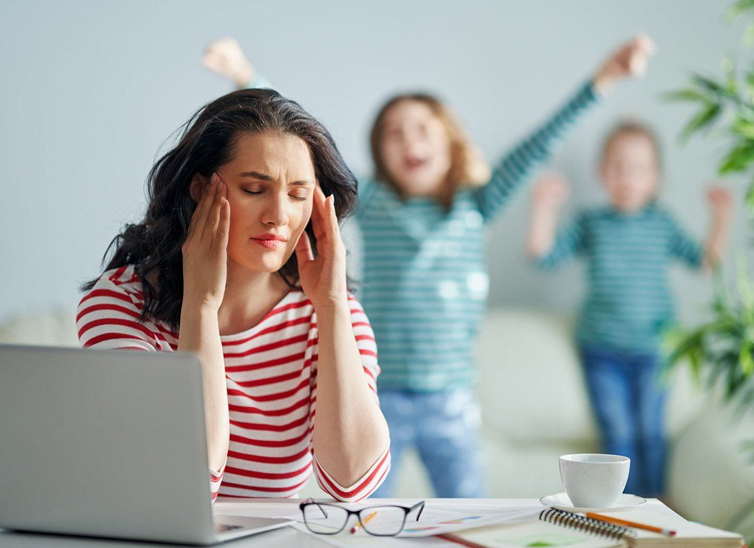 Gestresste Frau in Bürosituation