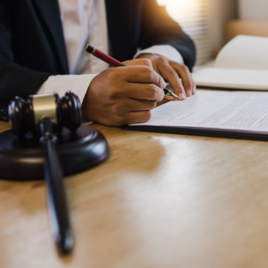 Le patrimoine peut être transmis de manière anticipée par donation ou, en cas de décès, lors de la succession.