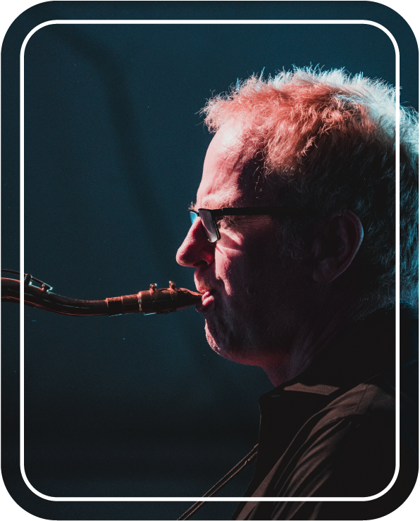Musikant im Rampenlicht bläst in ein Saxophon, Bild von Fotograf Hannes Schmidt