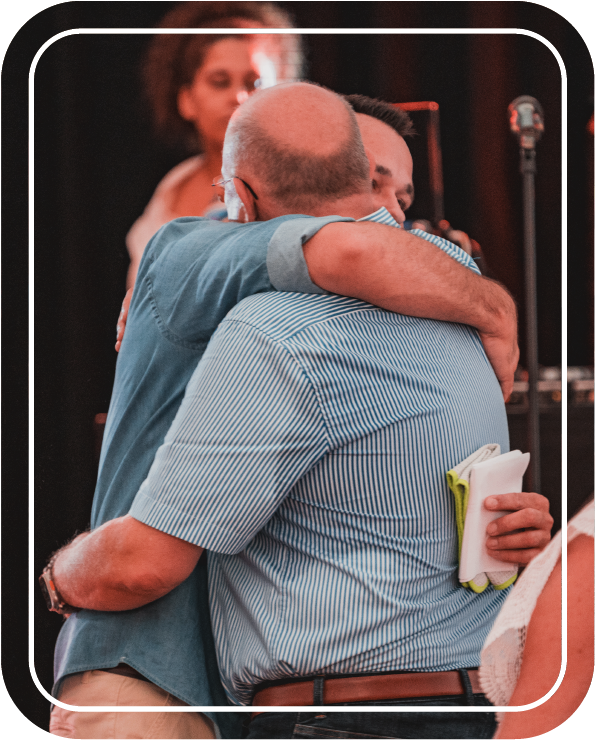 Zwei Menschen in Anzug umarmen sich, Bild von Fotograf Hannes Schmidt