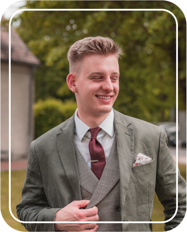Junger Mann in grünem Anzug und roter Krawatte, Bild von Fotograf Hannes Schmidt