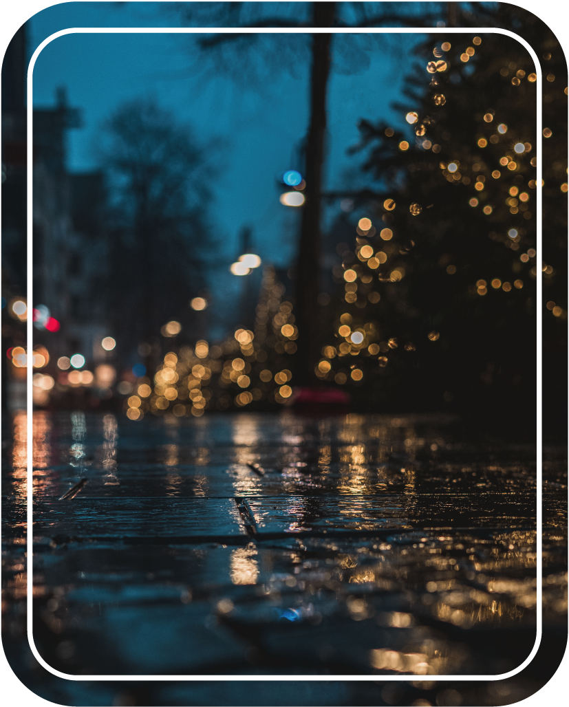Lichtreflexionen im Regenpfützen von Straßenlaternen, Bild von Fotograf Hannes Schmidt