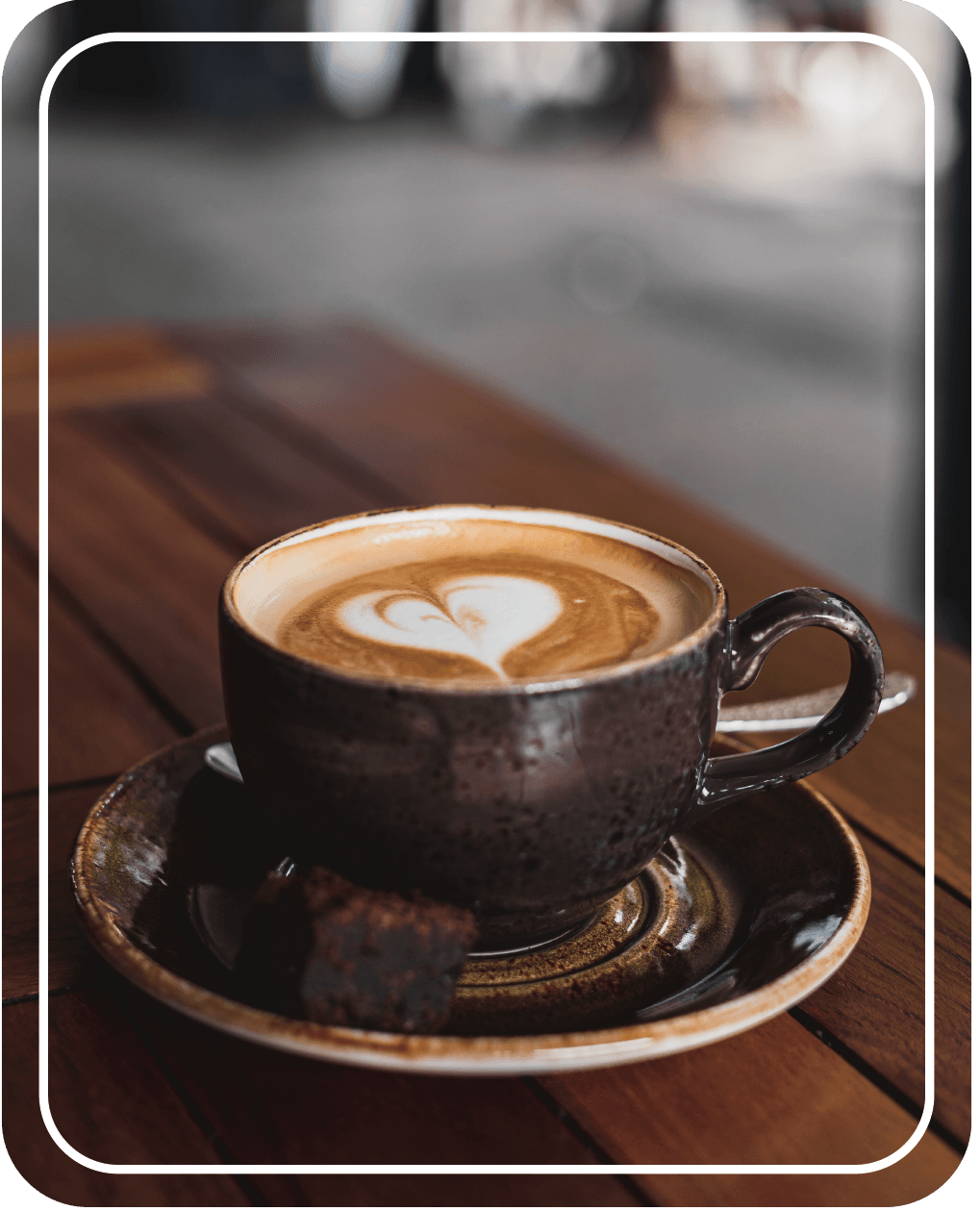 Cappuccino Kaffee mit Herz Latte Kunst, auf einem Tisch in Aachen, Bild von Fotograf Hannes Schmidt