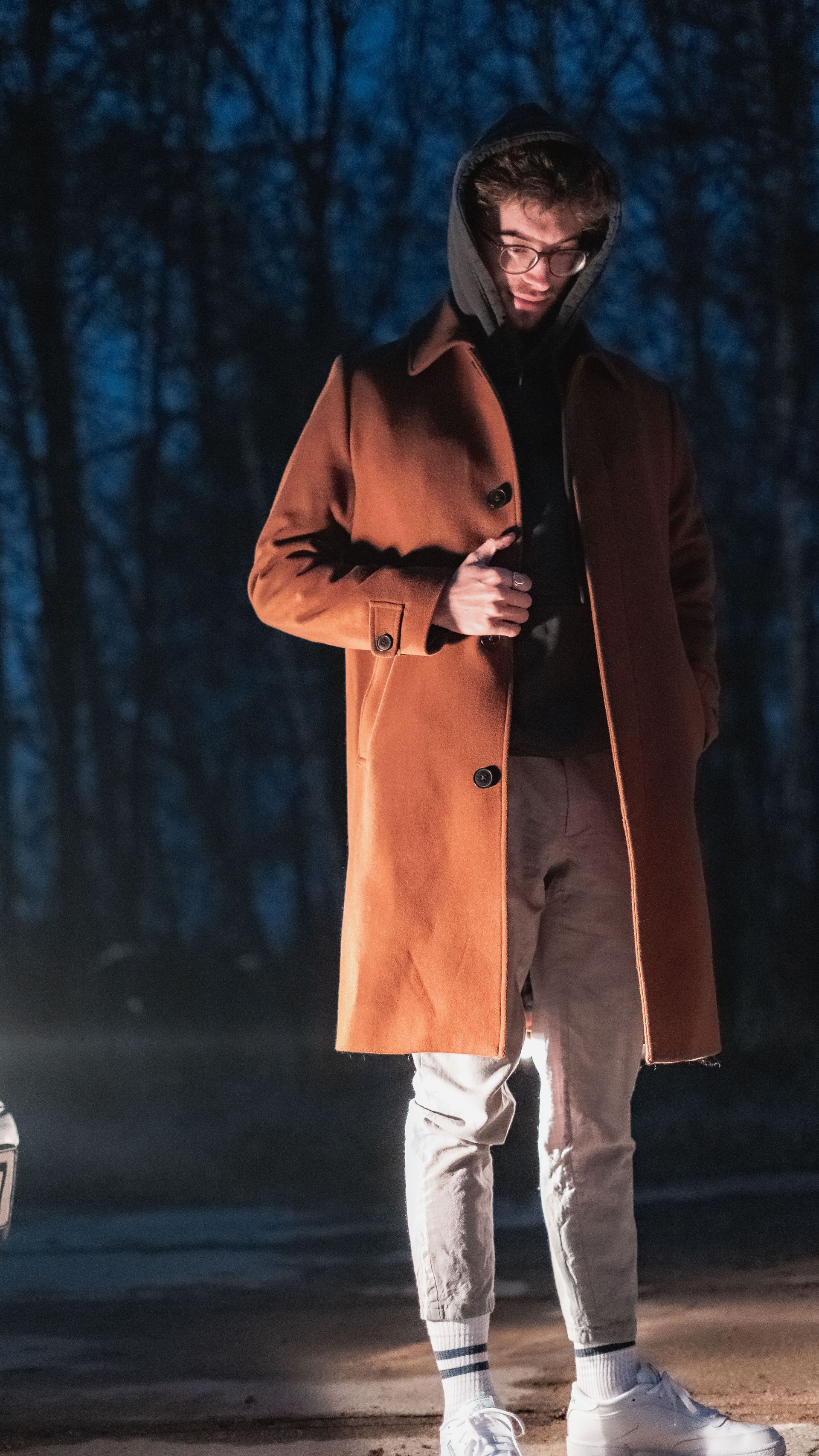 Mann in Mantel mit Seitenlicht, Bild von Fotograf Hannes Schmidt