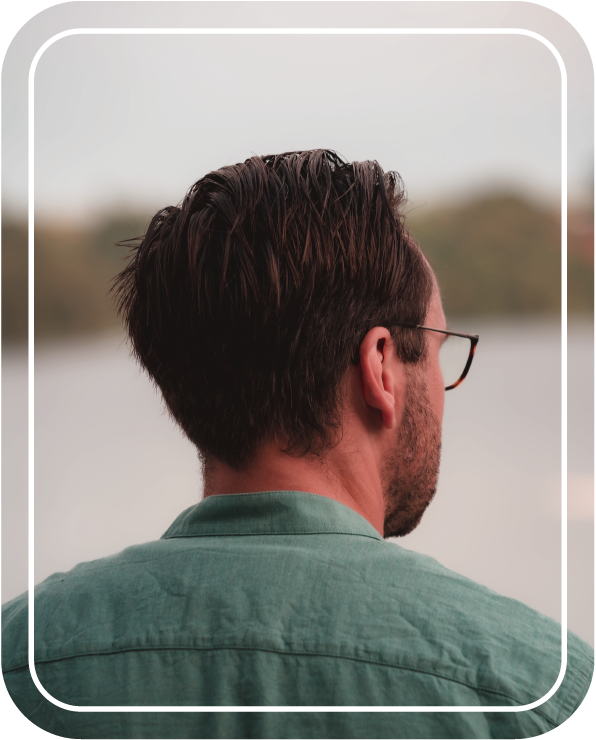 Portraitaufnahme von einem Mann mit Brille von hinten, Bild von Fotograf Hannes Schmidt