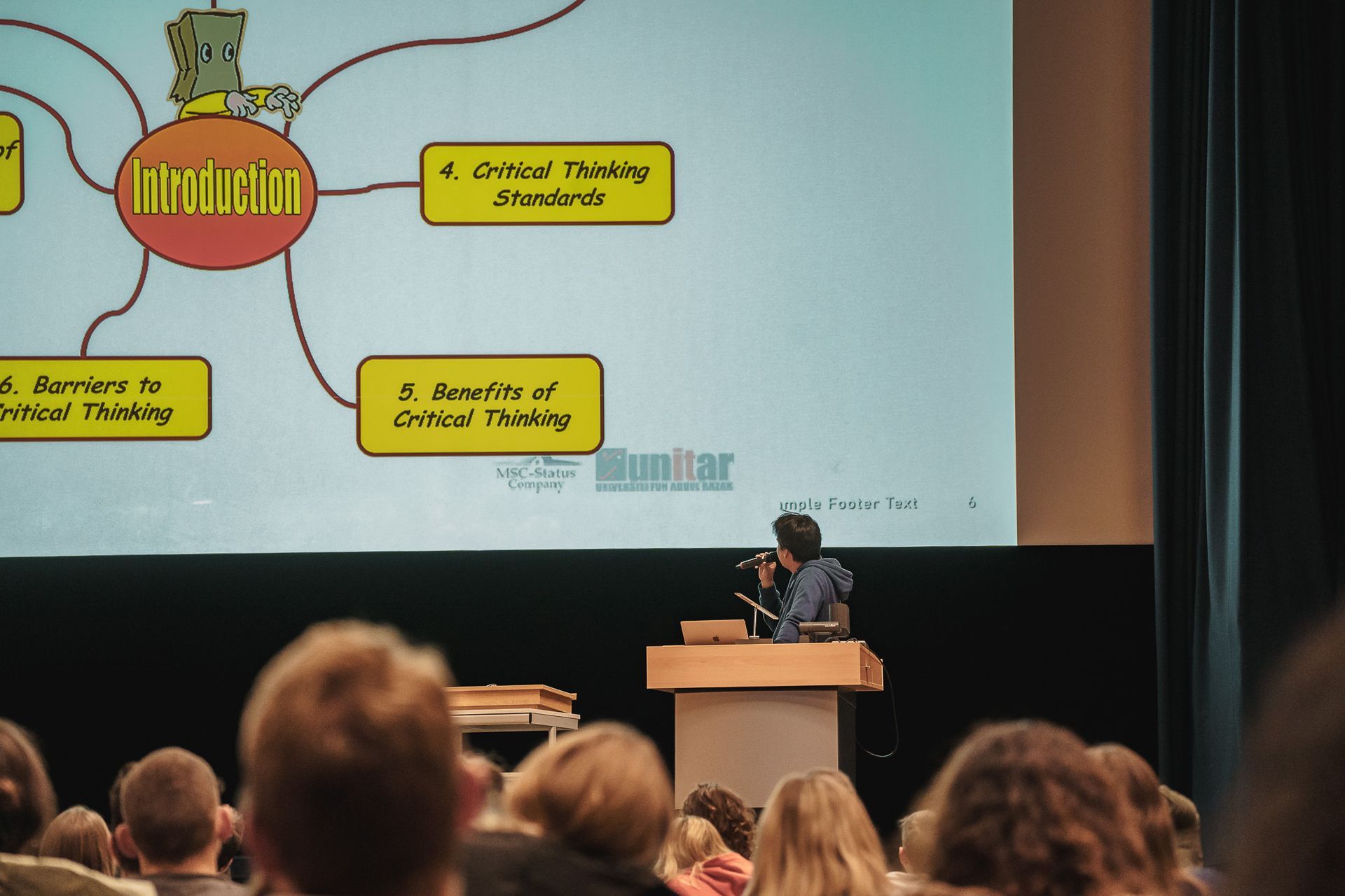 Vortrag mit Folien auf einer Bühne, vor einem Publikum bei der PowerPoint Karaoke von Fotograf Hannes Schmidt in Aachen