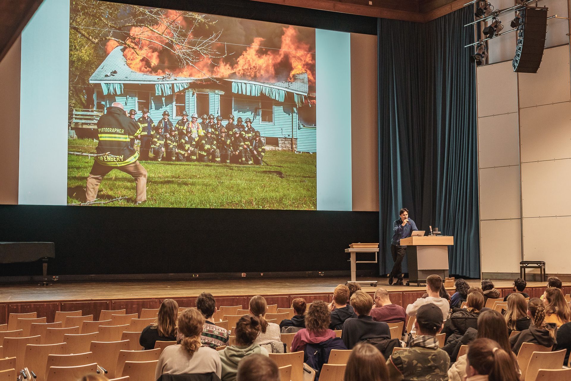 Vortrag mit Folien auf einer Bühne vor einem Publikum bei der PowerPoint Karaoke von Fotograf Hannes Schmidt in Aachen