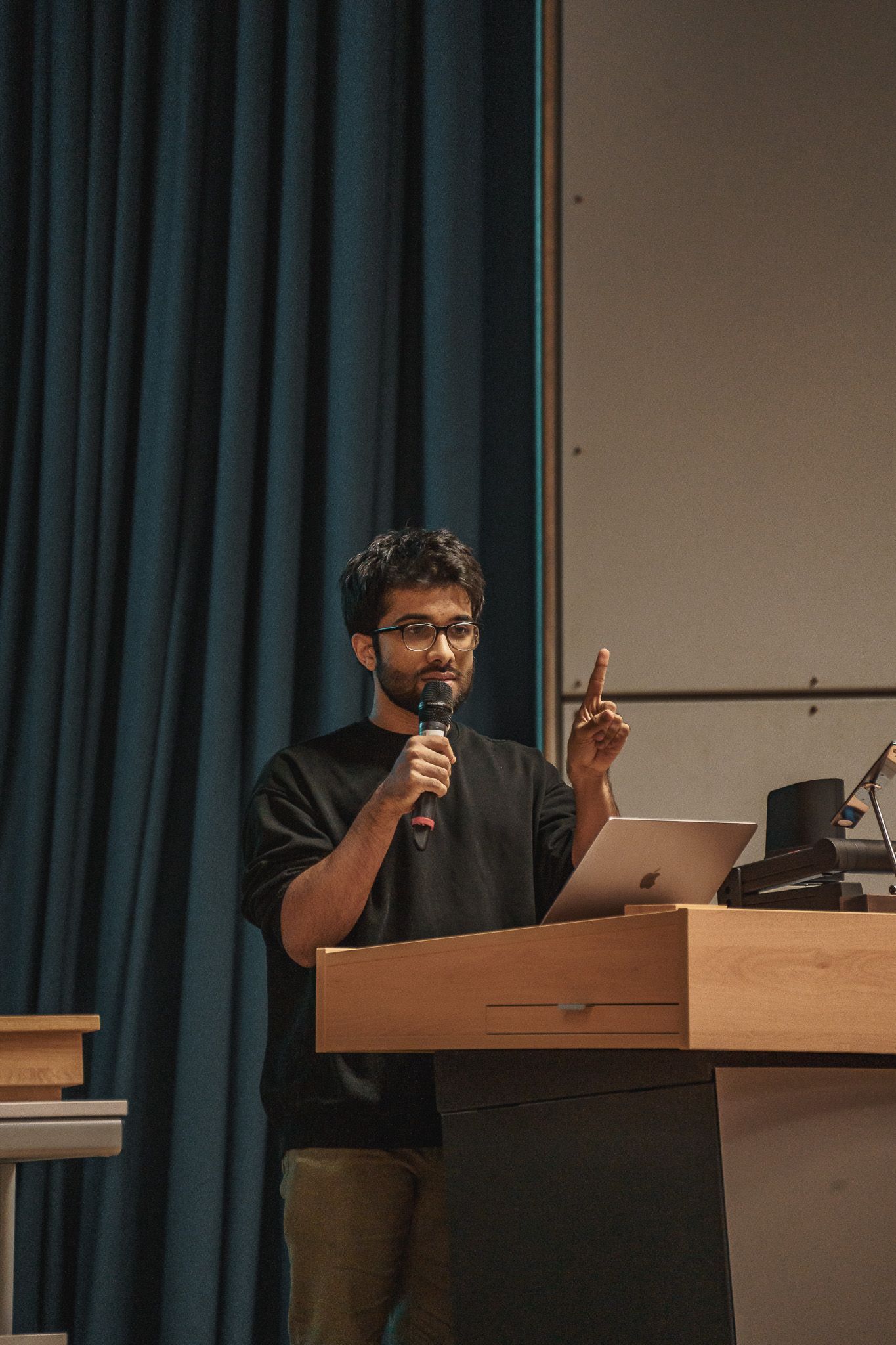 Portraitfoto von einem Vortrag bei der PowerPoint Karaoke von Fotograf Hannes Schmidt in Aachen