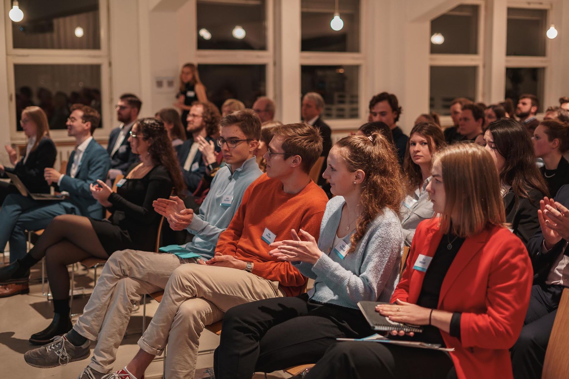 Applaudierendes Publikum JEK Übergabe in Berlin