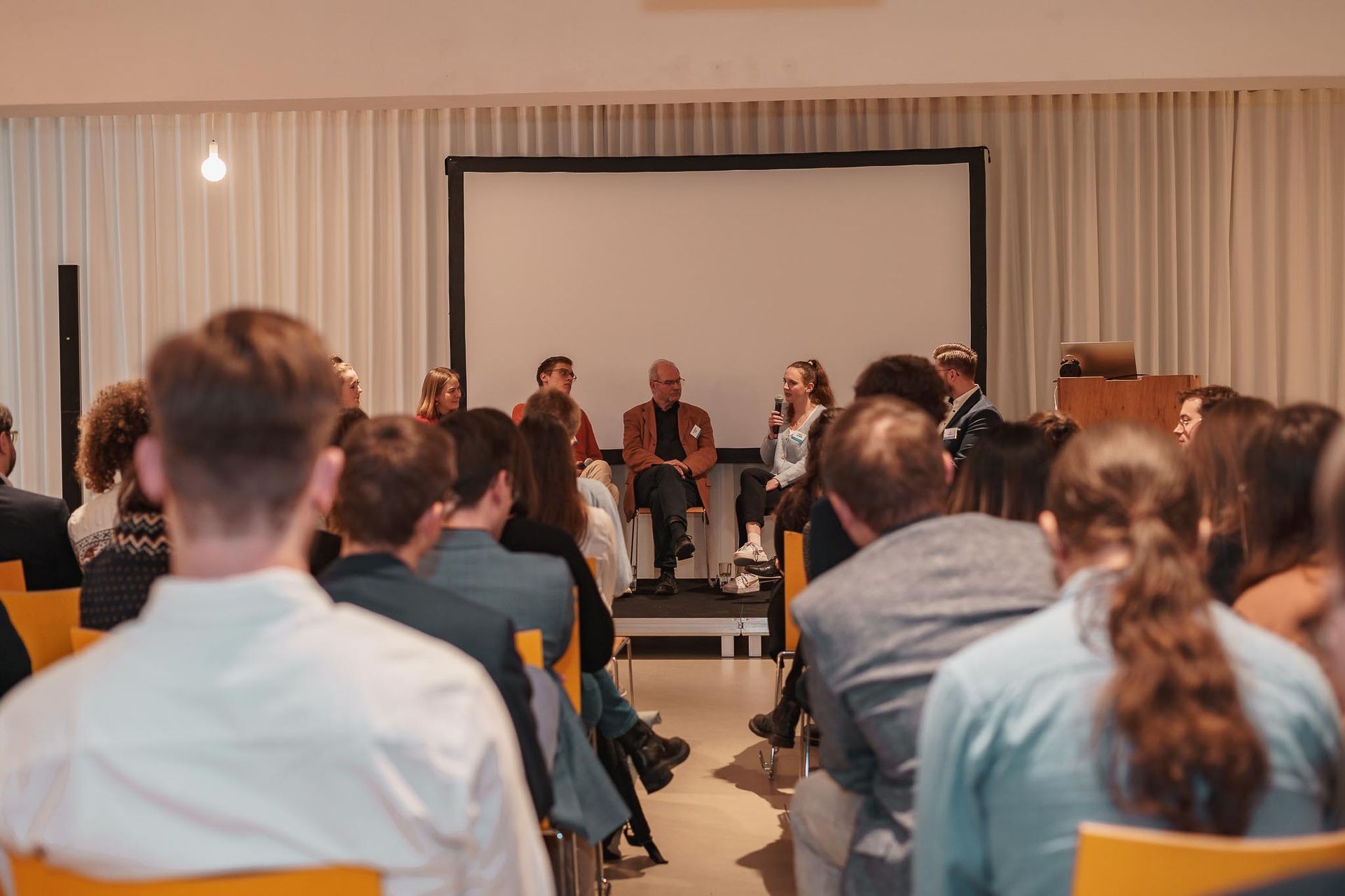 Foto durchs Publikum auf Podiumsdiskussion, von Fotograf Hannes Schmidt in Aachen