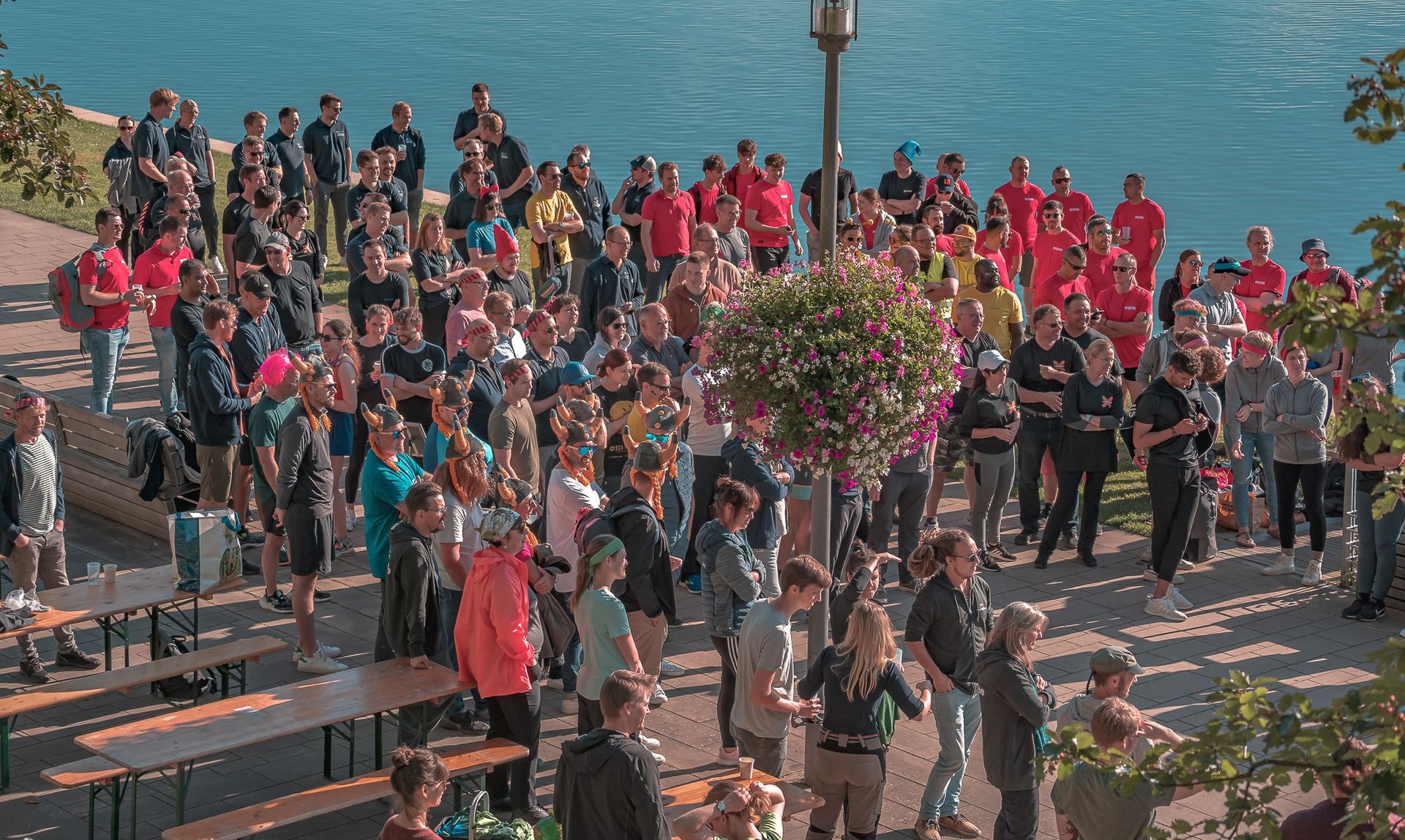 Foto von oben der Teilnehmer des Drachenbootrennens, von Fotograf Hannes Schmidt in Aachen