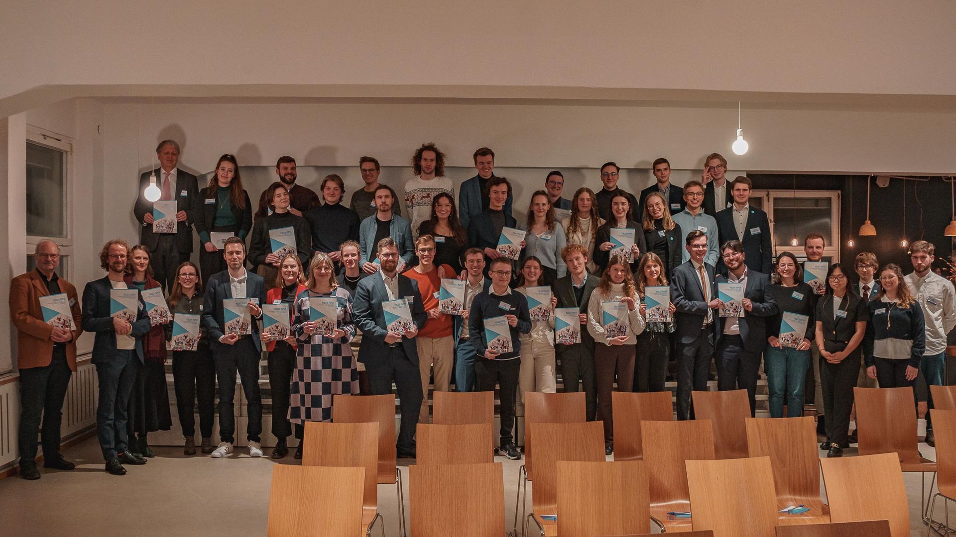 Gruppenfoto von einer Presseveranstaltung des JEK e.V., von Fotograf Hannes Schmidt in Aachen