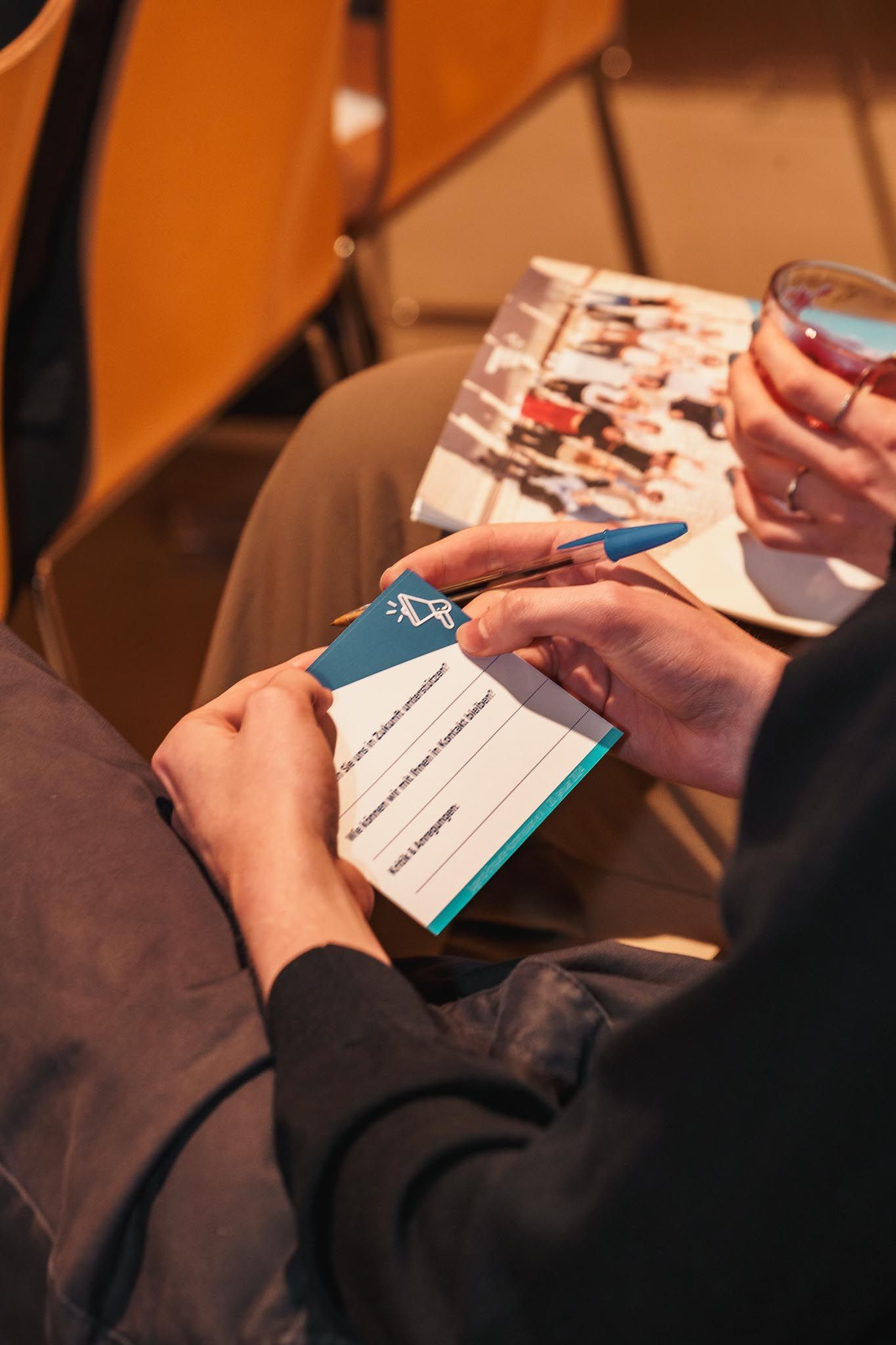 Eine Feedback Karte, in Hand gehalten mit Stift, von Fotograf Hannes Schmidt in Aachen