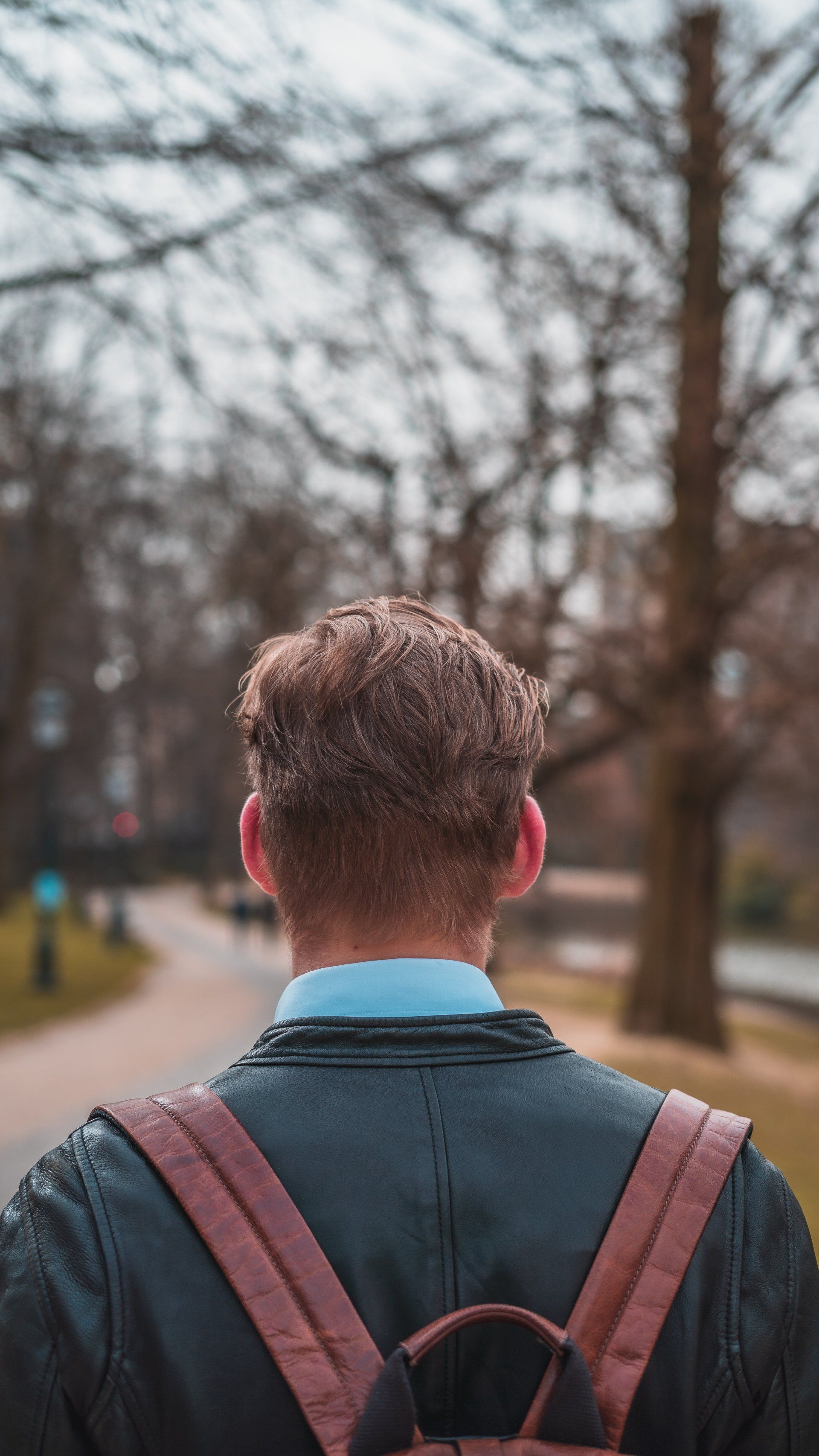 Junger Mann, mit dem Rücken zur Kamera, Bild von Fotograf Hannes Schmidt