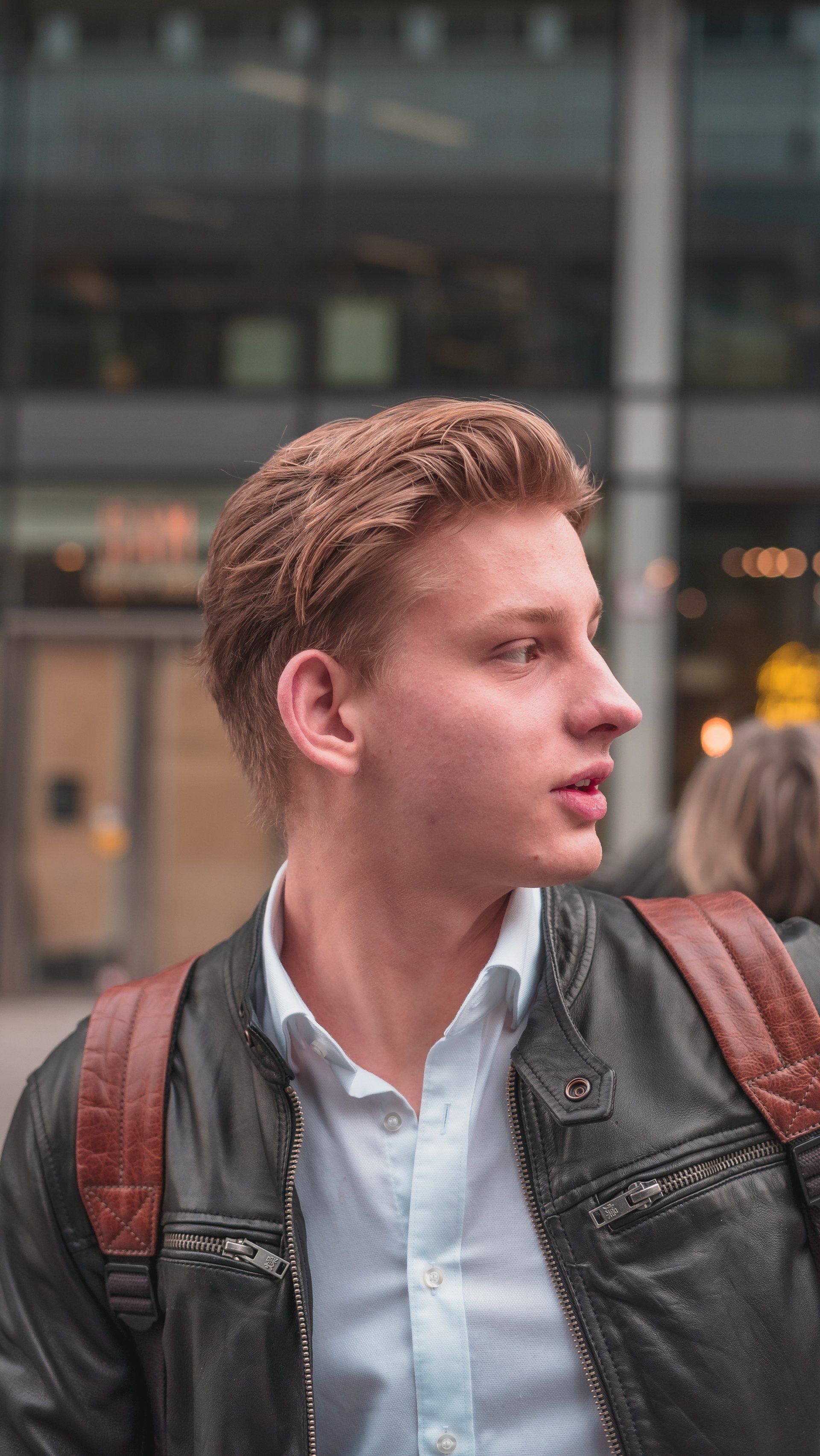 Junger mann in Lederjacke schaut zur Seite, Bild von Fotograf Hannes Schmidt