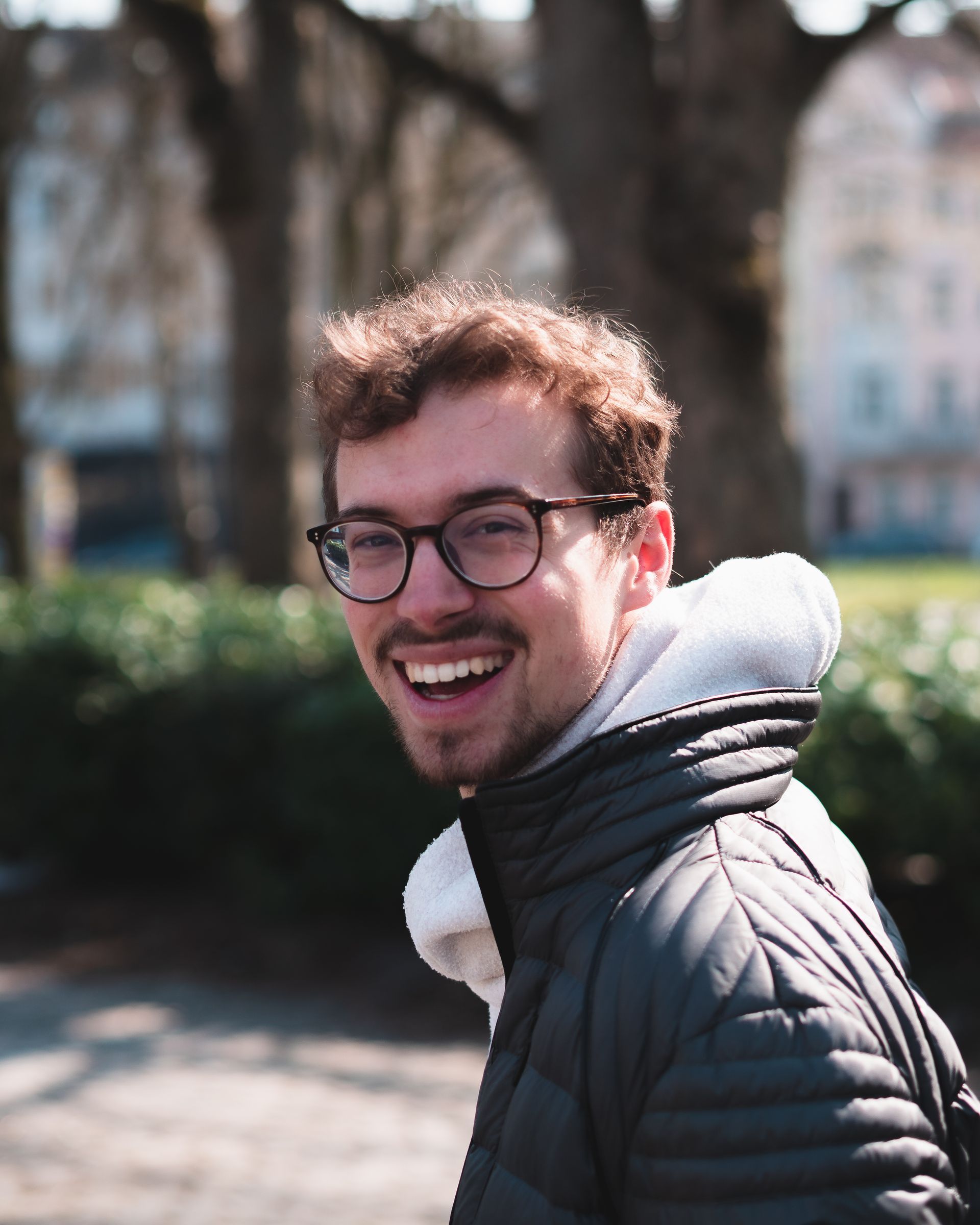 Junger Mann lächelt in die Kamera, Bild von Fotograf Hannes Schmidt