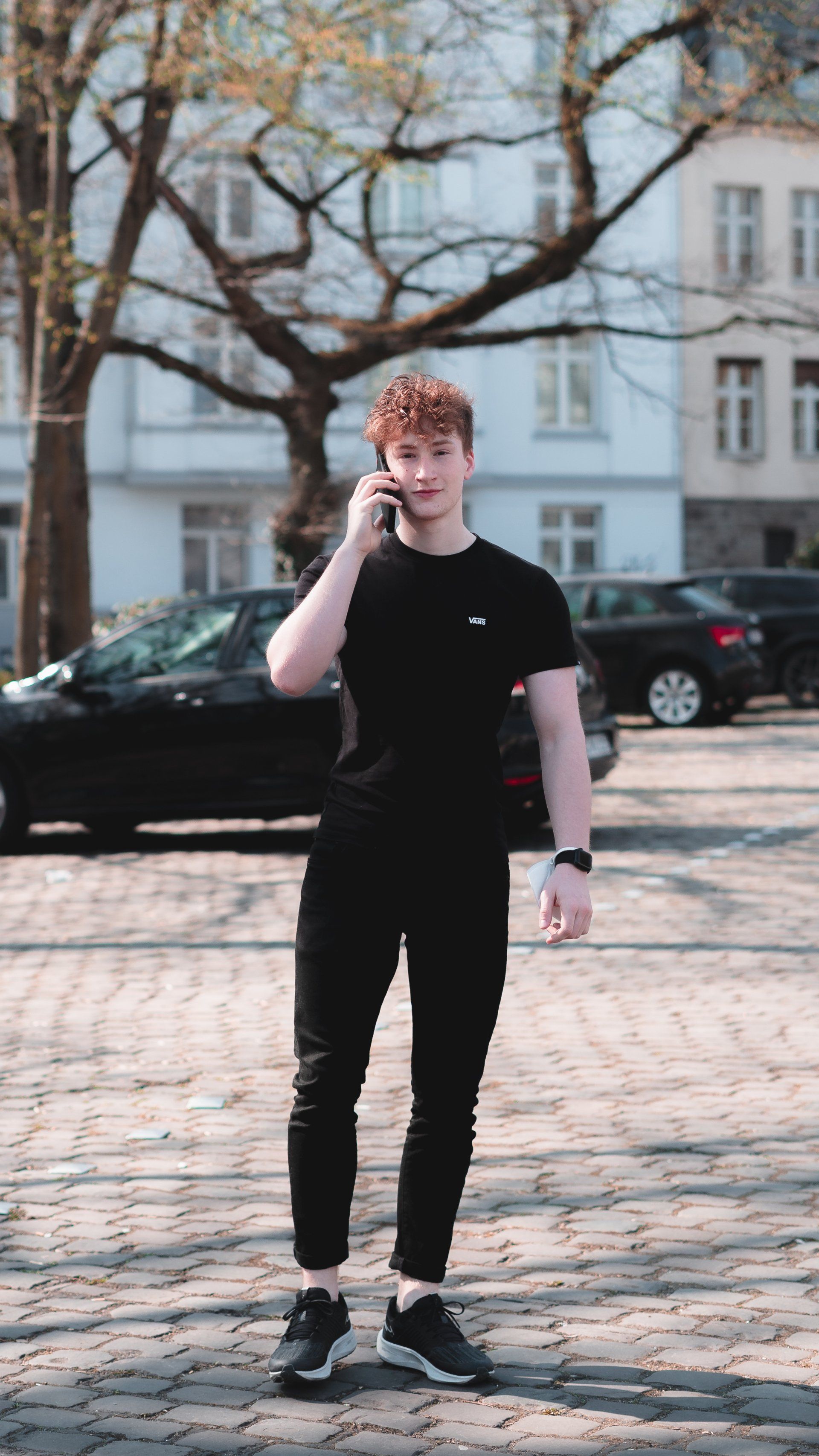 Junger Mann telefoniert und läuft auf die Kamera in Aachen, Bild von Fotograf Hannes Schmidt