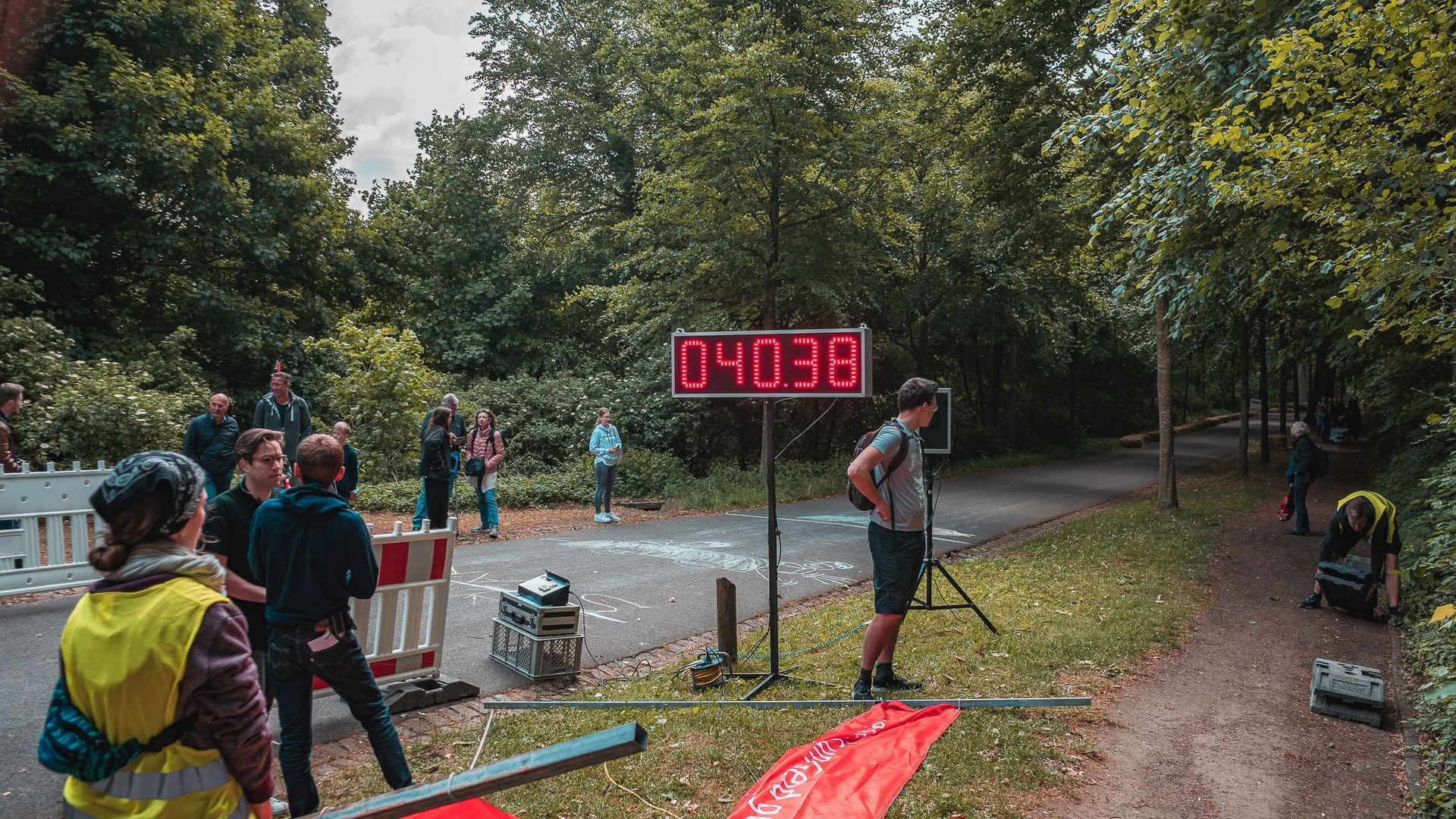 Vorbereitungen des Seifenkistenrennens, mit Digitaler Anzeige
