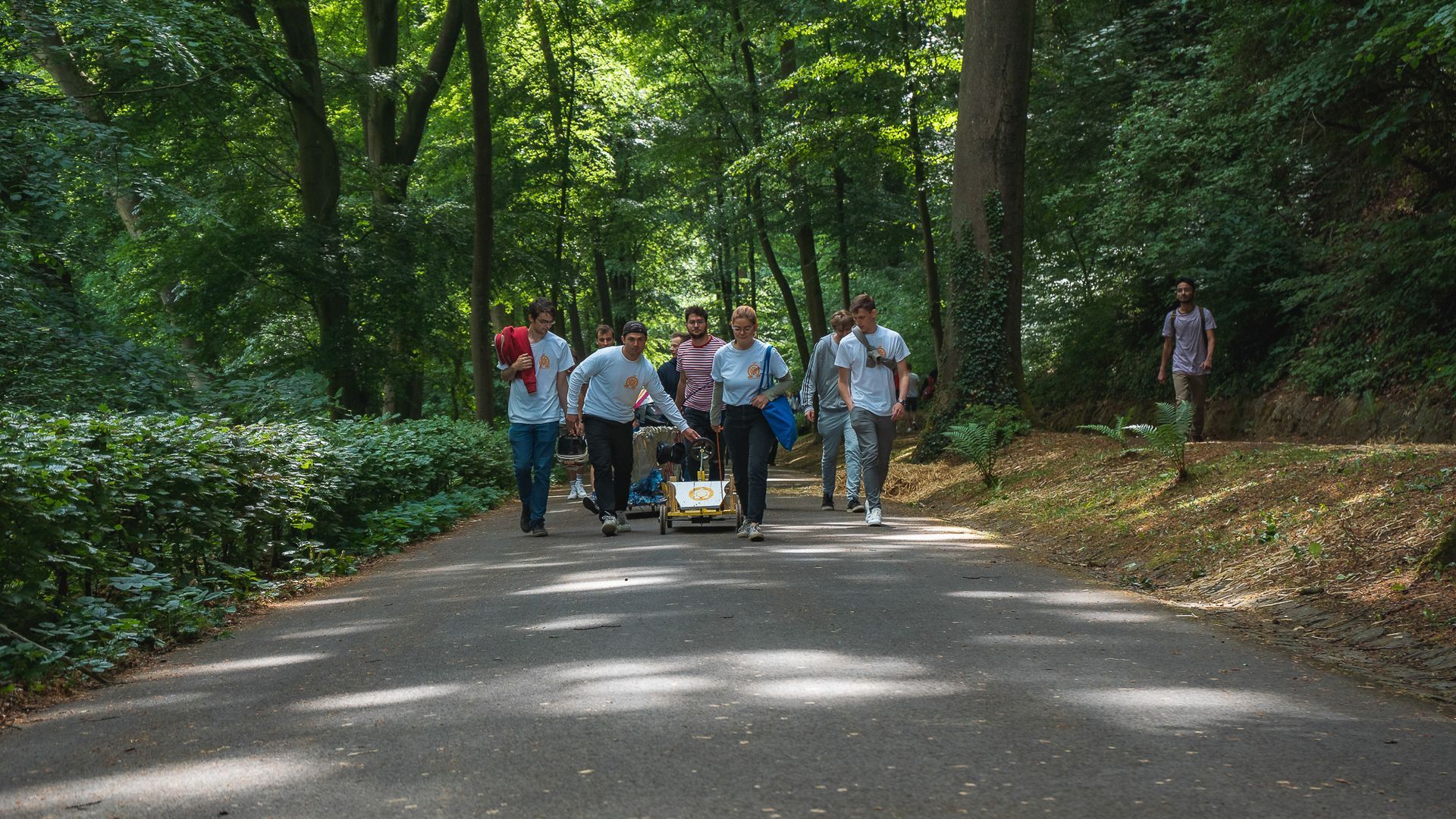 Ein Team schiebt Ihre Seifenkiste den Berg hoch