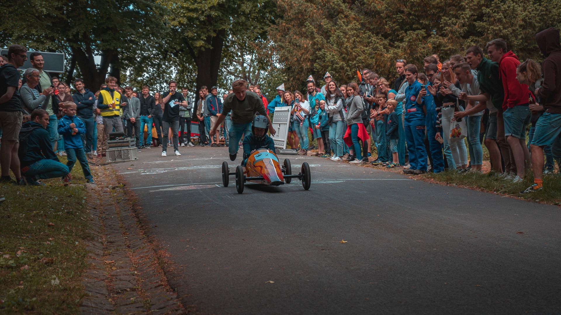 Anschub einer Kiste beim Seifenkistenrennen Aachen Eventfotograf Hannes Schmidt