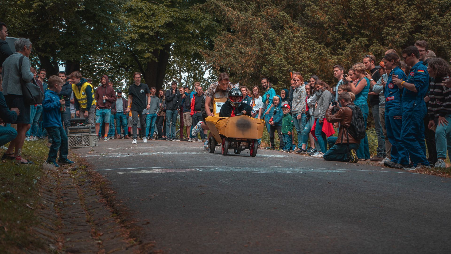 Eventfoto vom Anschub einer Seifenkiste beim Rennen, von Hannes Schmidt