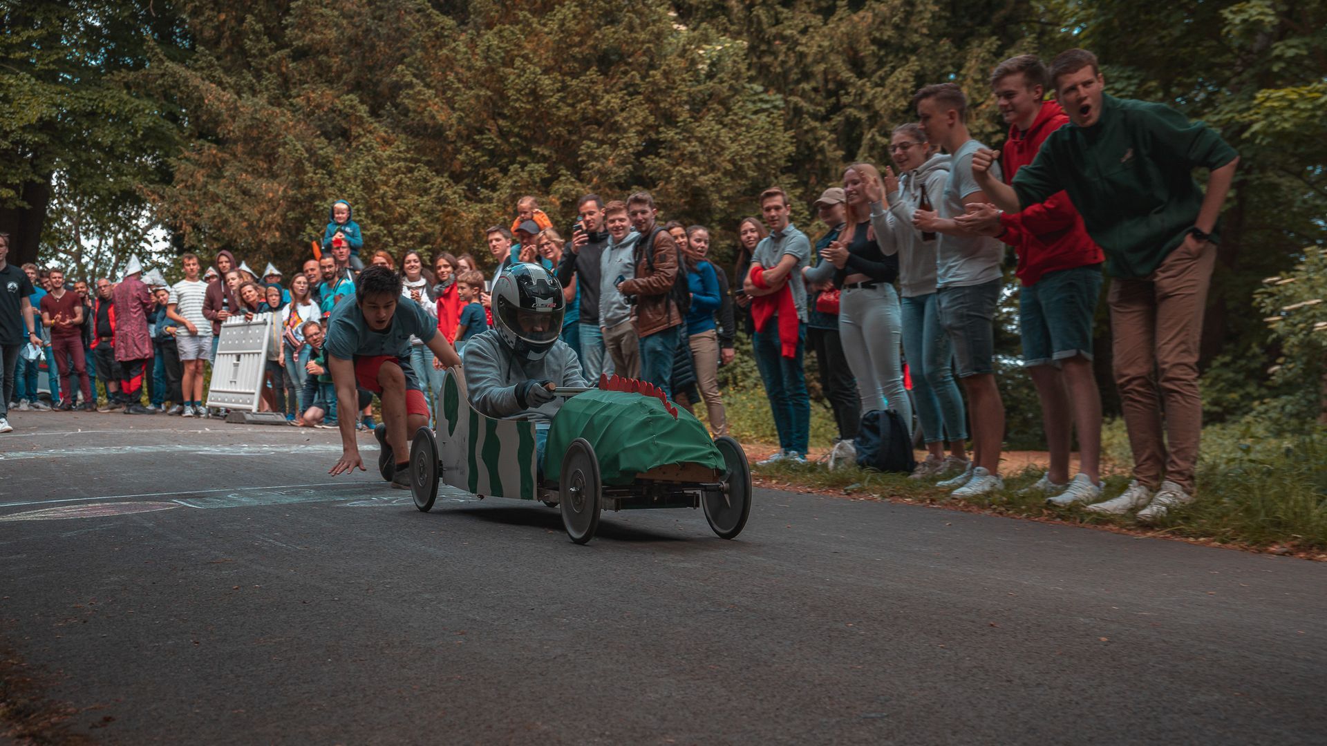 Grüne Kistenstart beim Seifenkistenrennen Aachen von Eventfotograf Hannes Schmidt