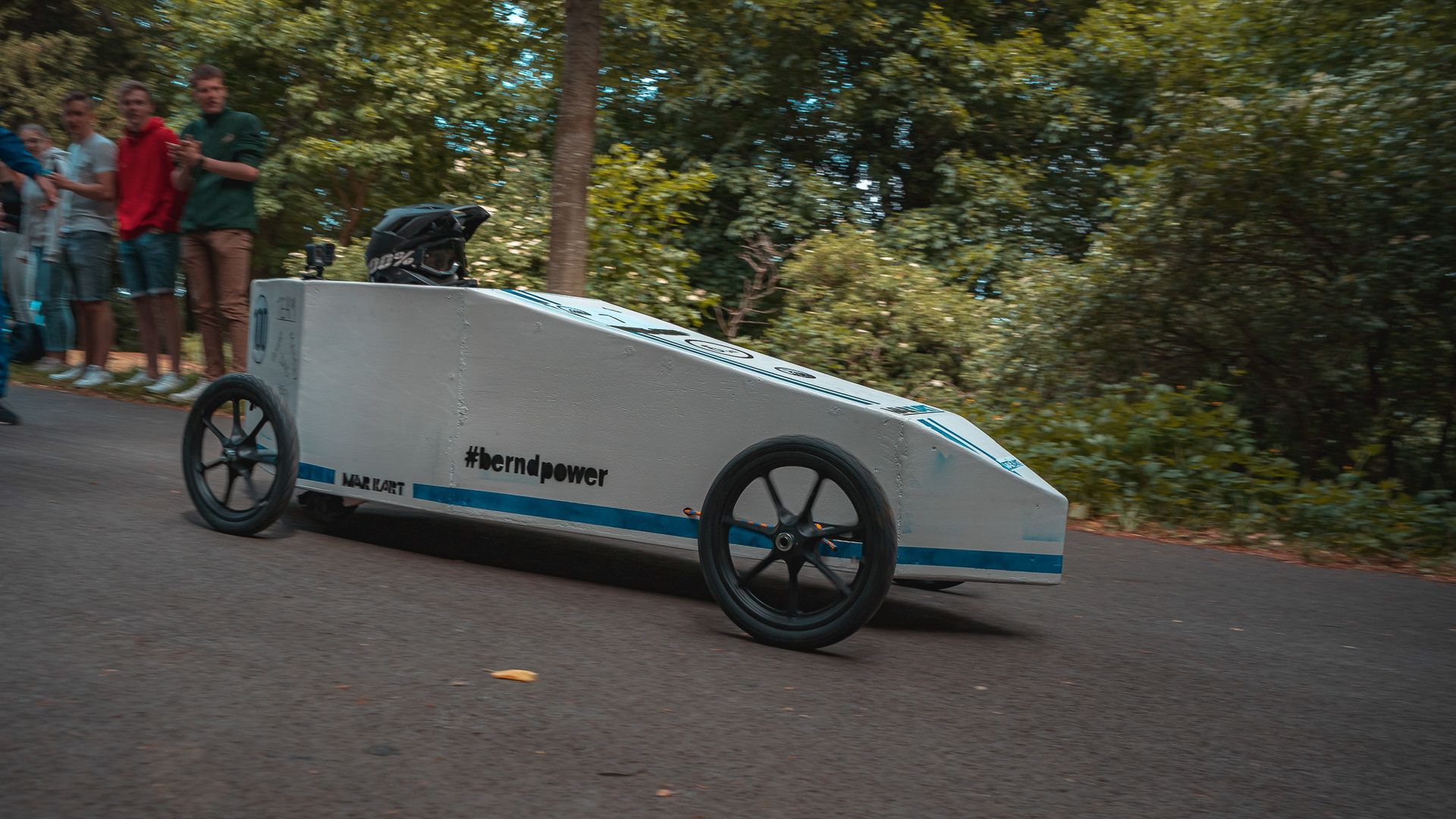 Weiße Seifenkiste in der Abfahrt beim Seifenkistenrennen Aachen von Eventfotograf Hannes Schmidt