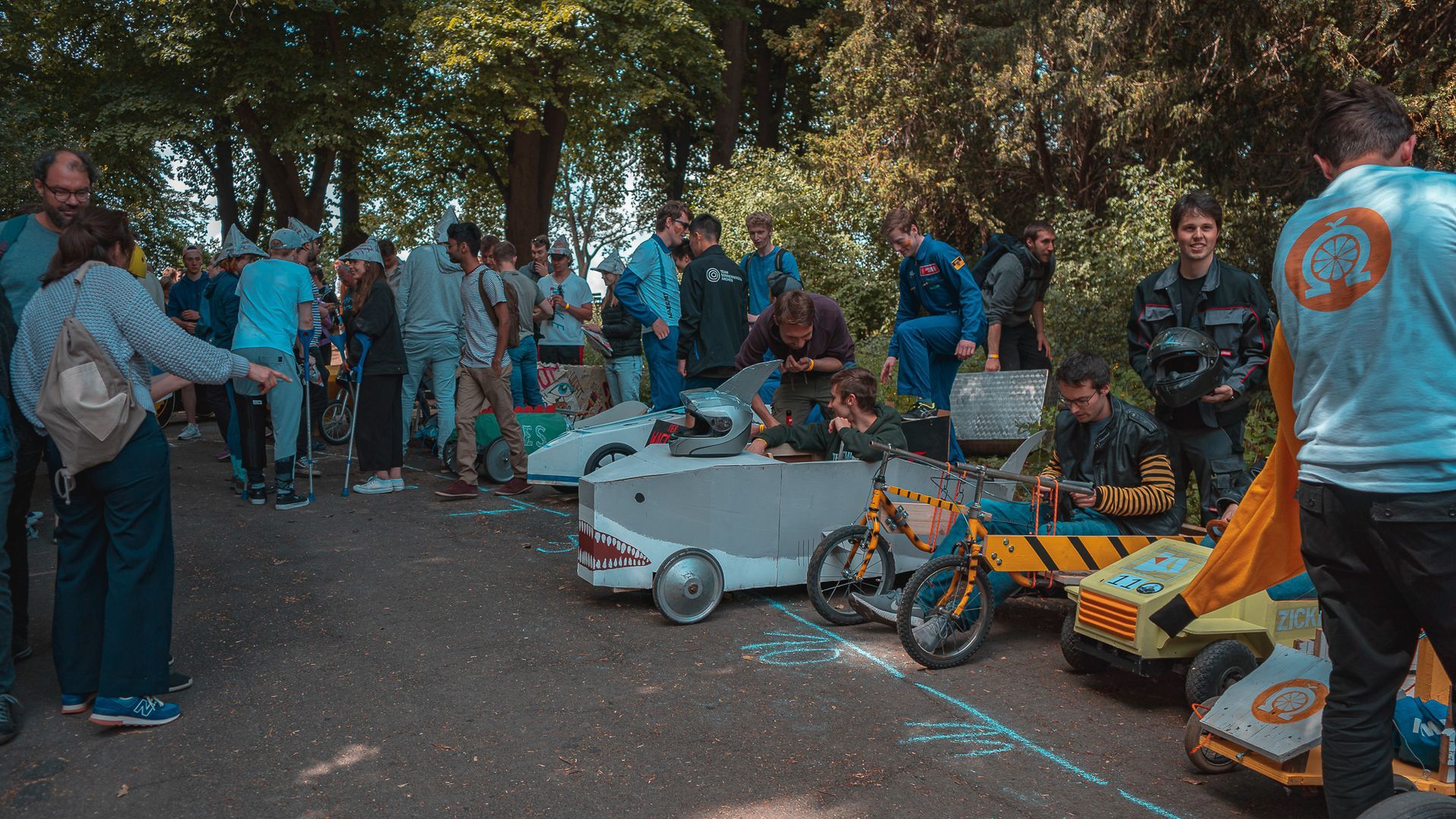 Seifenkisten, die nebeneinander nach dem Rennen stehen, beim Seifenkistenrennen Aachen von Eventfotograf Hannes Schmidt