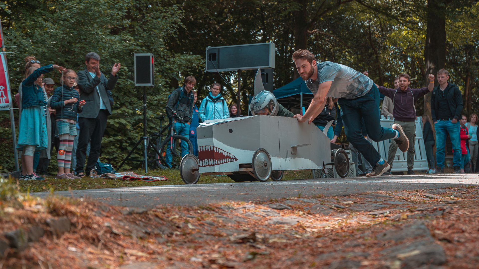 Eine Hai-Kiste wird angeschoben beim Seifenkistenrennen Aachen von Eventfotograf Hannes Schmidt