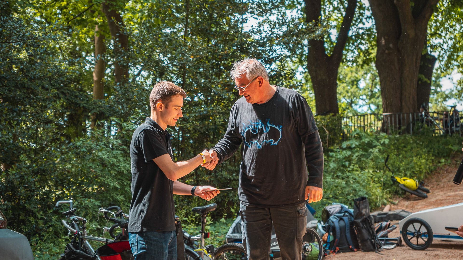 Moderator übergibt 3. Preis beim Seifenkistenrennen Aachen von Eventfotograf Hannes Schmidt