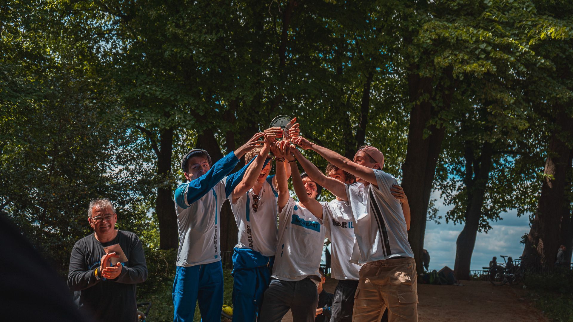 Erster Platz feiert mit Trophäe beim Seifenkistenrennen Aachen von Eventfotograf Hannes Schmidt