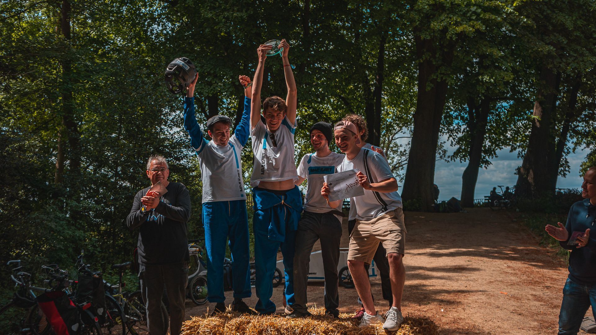 Erster Platz hält Trophäe hoch beim Seifenkistenrennen Aachen von Eventfotograf Hannes Schmidt