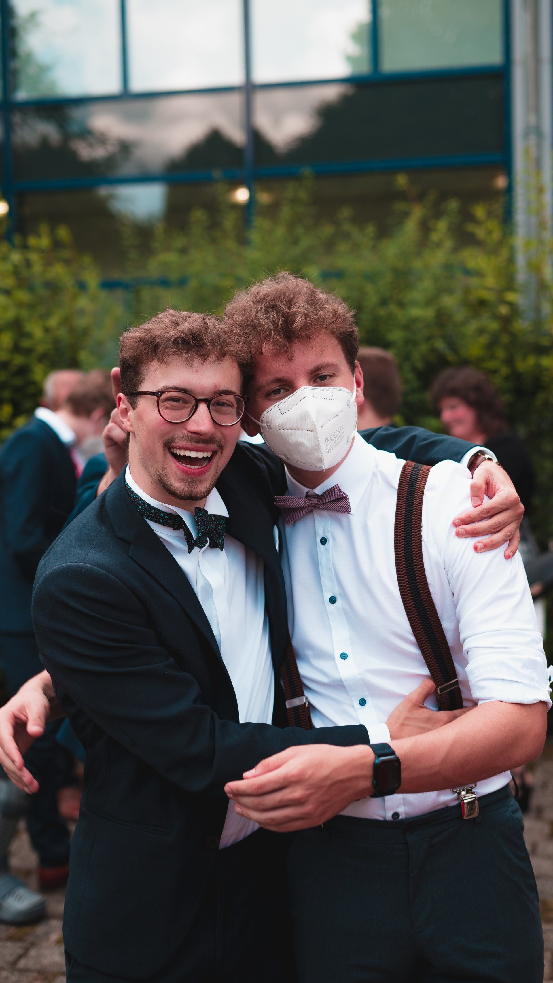 Zwei junge Männer lachen und haben sich in den Armen, Bild von Fotograf Hannes Schmidt