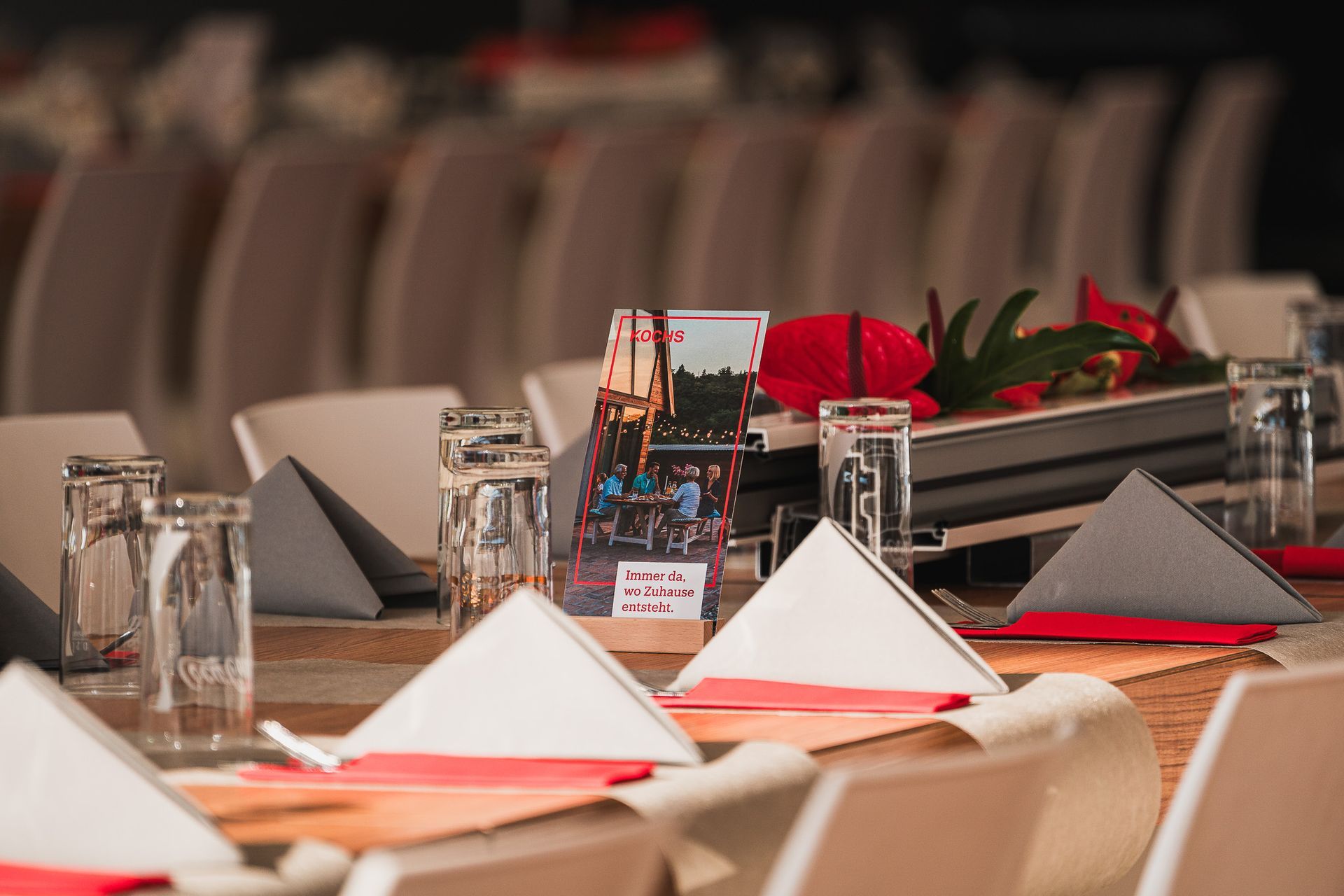 Nahaufnahme der Tischdeko mit Gläsern und Werbeblatt bei einer Firmenfeier von Event Fotograf Hannes Schmidt in Aachen