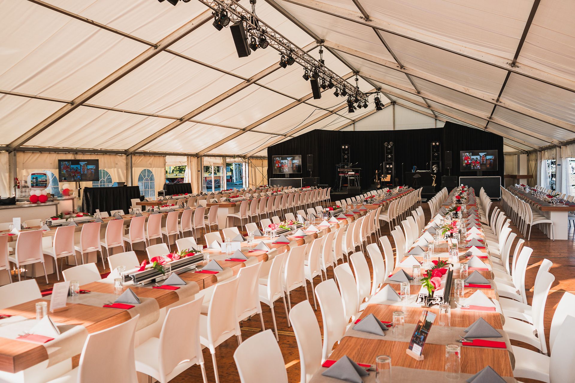 Raum Foto von Gedeckten Tischen und Stuhlreihen bei einer Firmenfeier von Event Fotograf Hannes Schmidt in Aachen