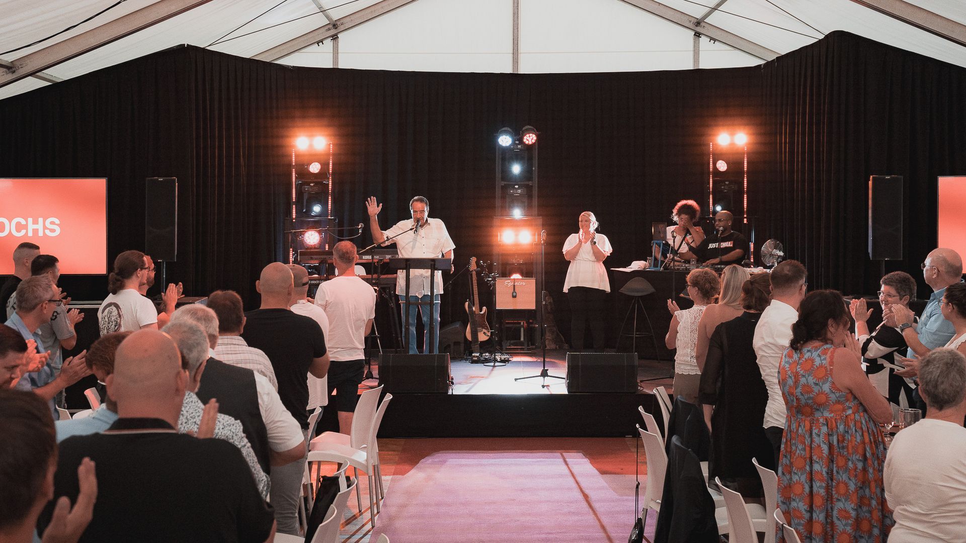 Rede im Rampenlicht vor applaudierendem Publikum bei einer Firmenfeier von Event Fotograf Hannes Schmidt in Aachen