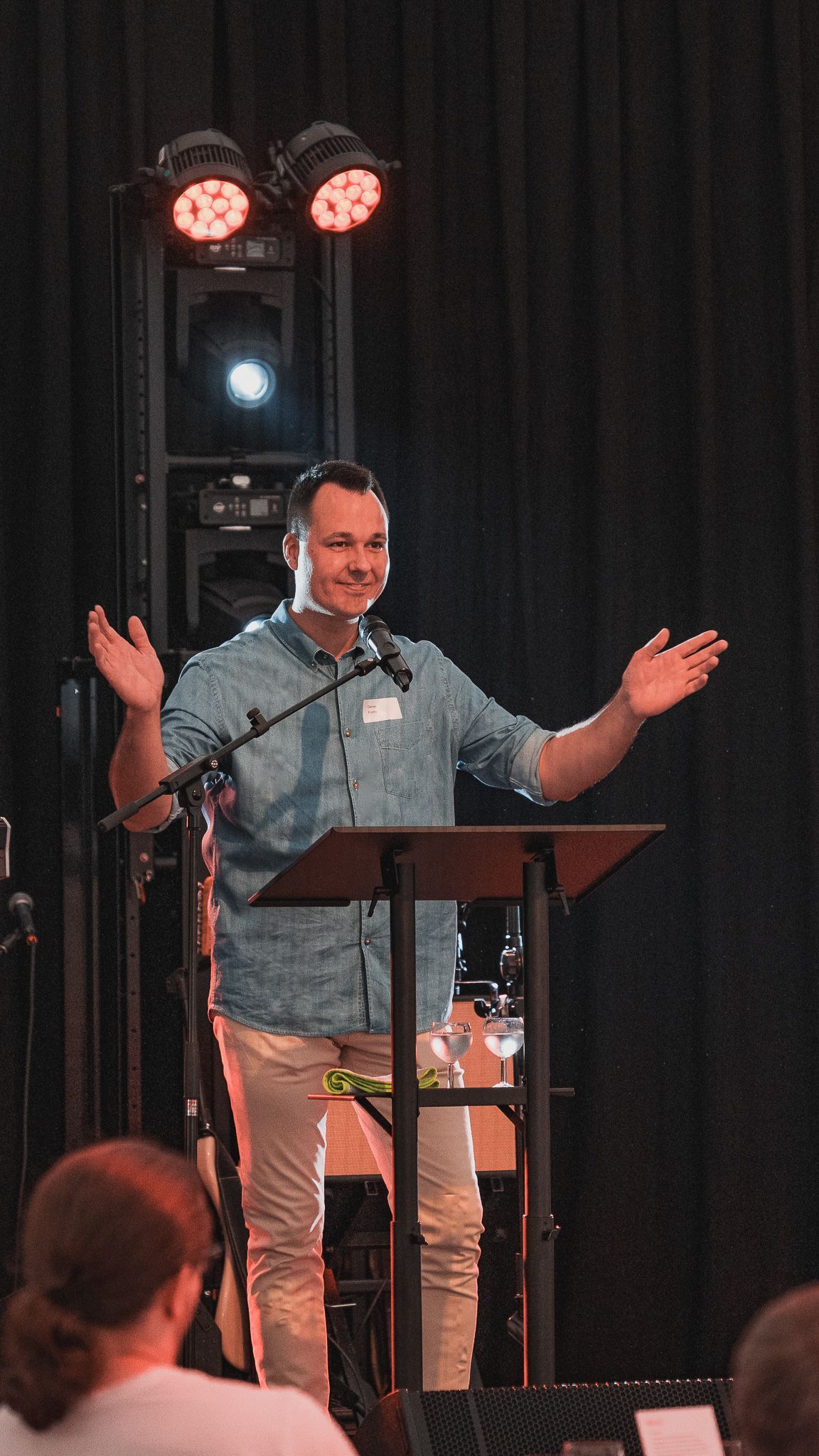 Firmenchef hält eine Rede bei einer Firmenfeier von Event Fotograf Hannes Schmidt in Aachen