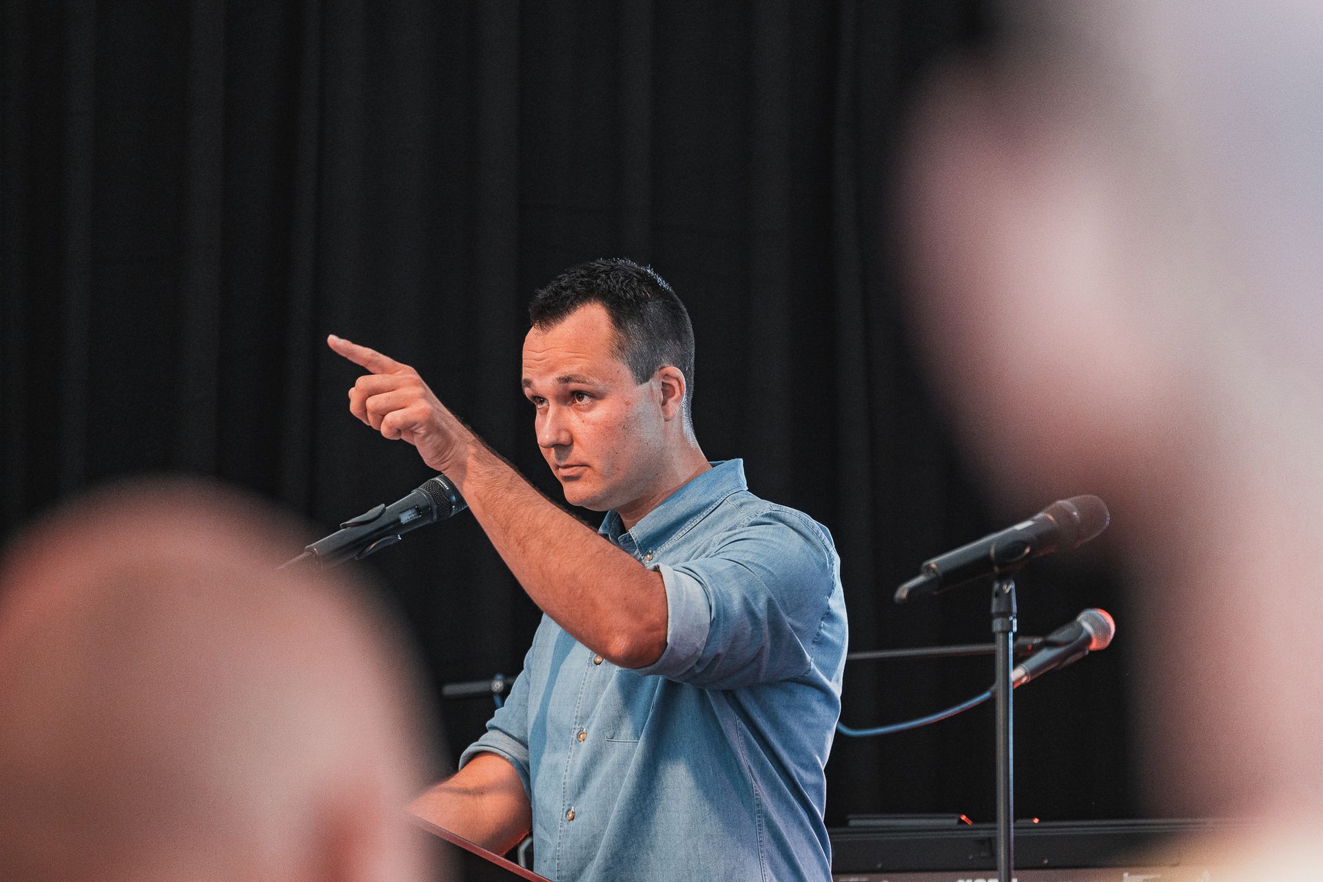 Chef hält eine Rede bei einer Firmenfeier von Event Fotograf Hannes Schmidt in Aachen